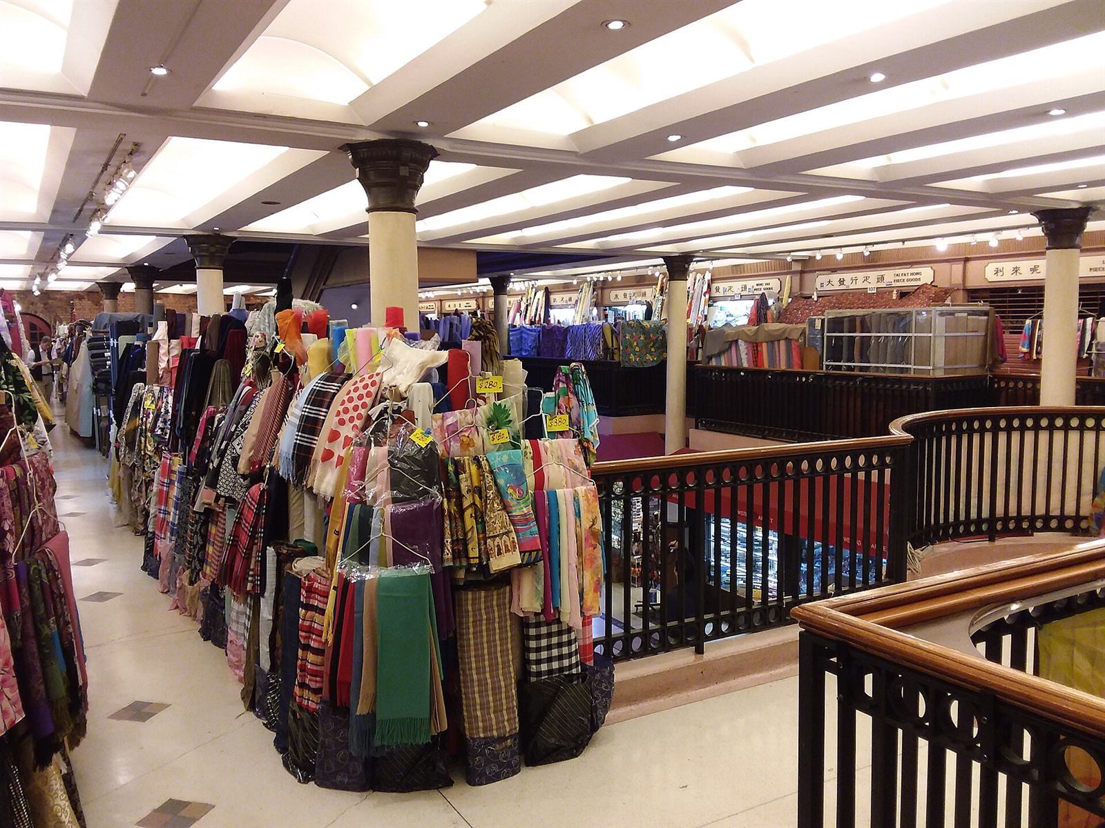 HK 上環 Sheung Wan 西港城 Western Market 花布街 Cloth shop January 2019 SSG 15